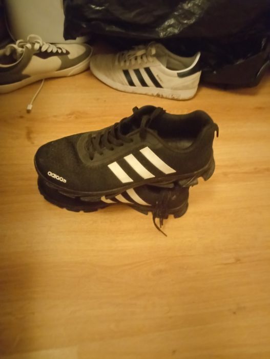 Tênis adidas de cor preta