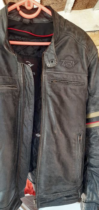 Vendo blusão e capacete de moto o blusão em couro como novo da casa das peles e o capacete ls2 com 2 vizeiras