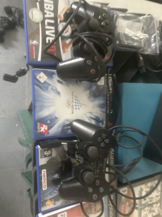 PS2 com cabos e dois comandos e jogos
