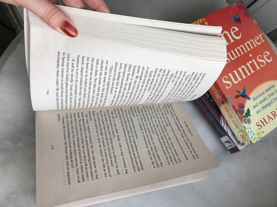 Книга англійською мовою "the red monarch" - bella ellis