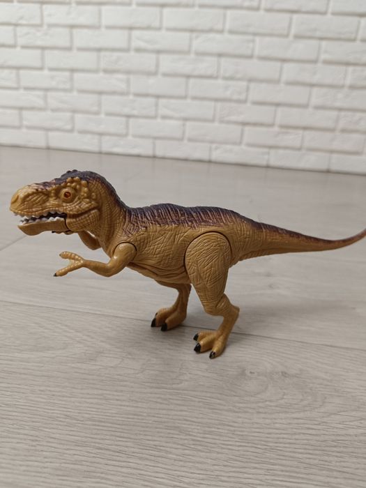 Dinozaur z dźwiękiem i światełkami *