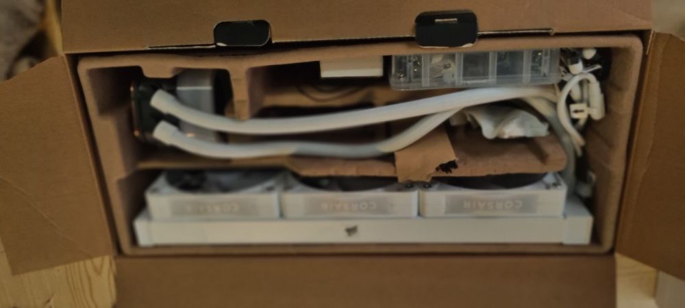 Refrigeração Líquida Corsair iCUE LINK TITAN 360 RX LCD 360mm 3 Ventoinhas RGB