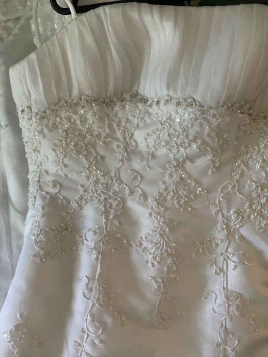 Весільна сукня з красивим шлейфом