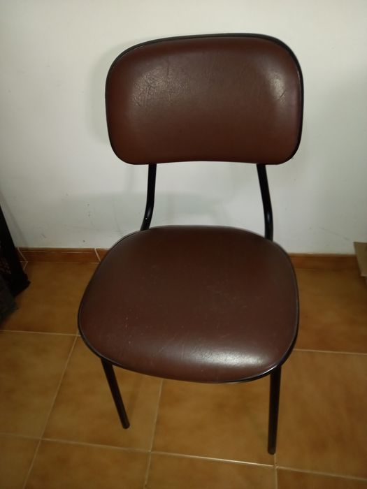 Cadeiras usadas de varios estilos