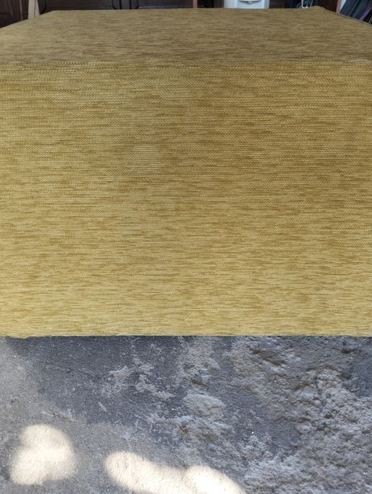 Puff em tons de amarelo forrado