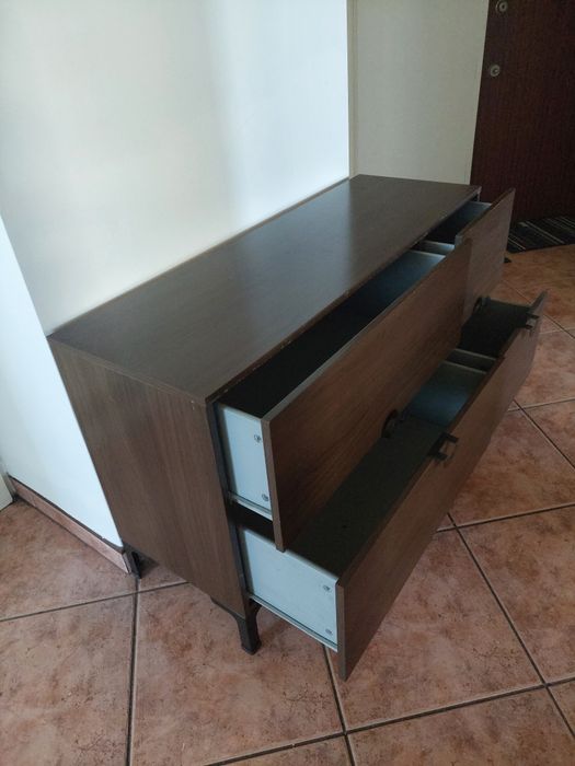 Brązowa komoda na nóżkach