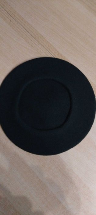 Beret z antenką w kolorze ciemnozielony.