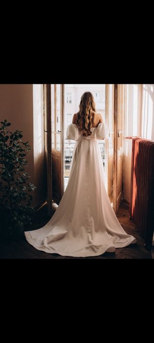 Шикарна весільна сукня зі шлейфом