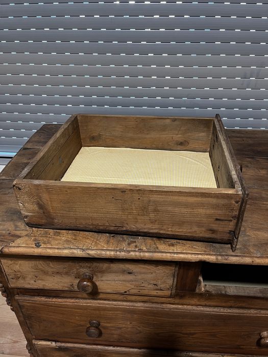 Comoda centenaria em madeira de castanho