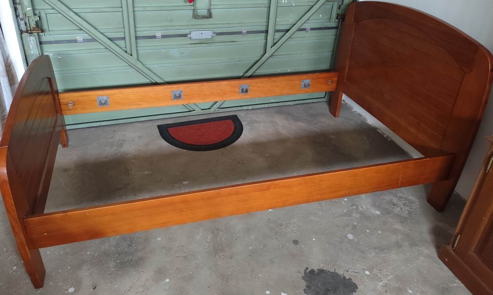 Cama solteiro/a + mesinha cabeceira