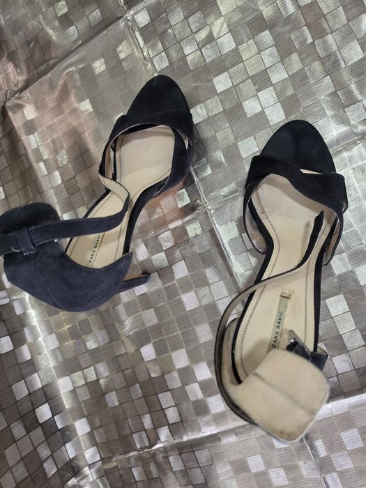 Sandálias de salto alto pretas da marca Zara Basic com tiras cruzadas e fecho no tornozelo