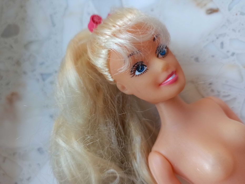 Lalka Barbie (w białych szpilkach)