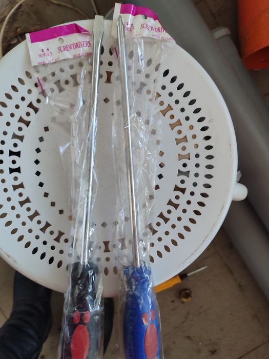 Викрутки великі 2 шт нові.