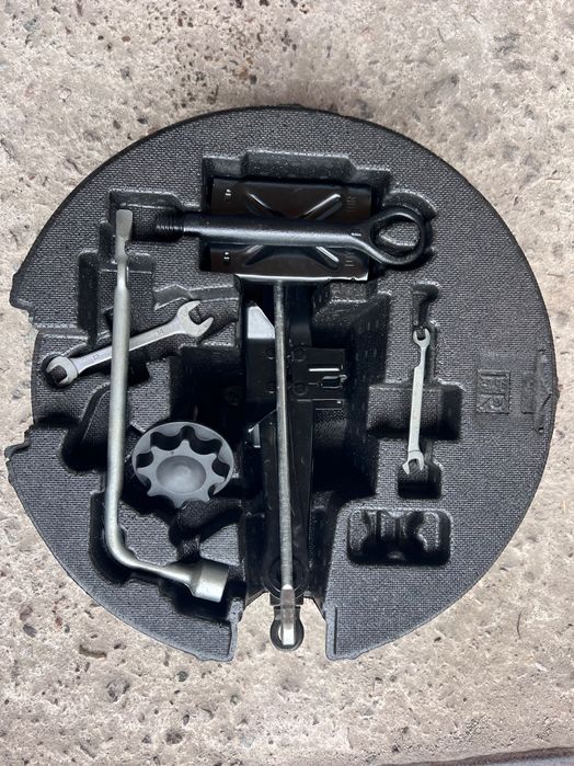 Органайзер (набор ключей, лоток) в запаску Toyota Camry 70