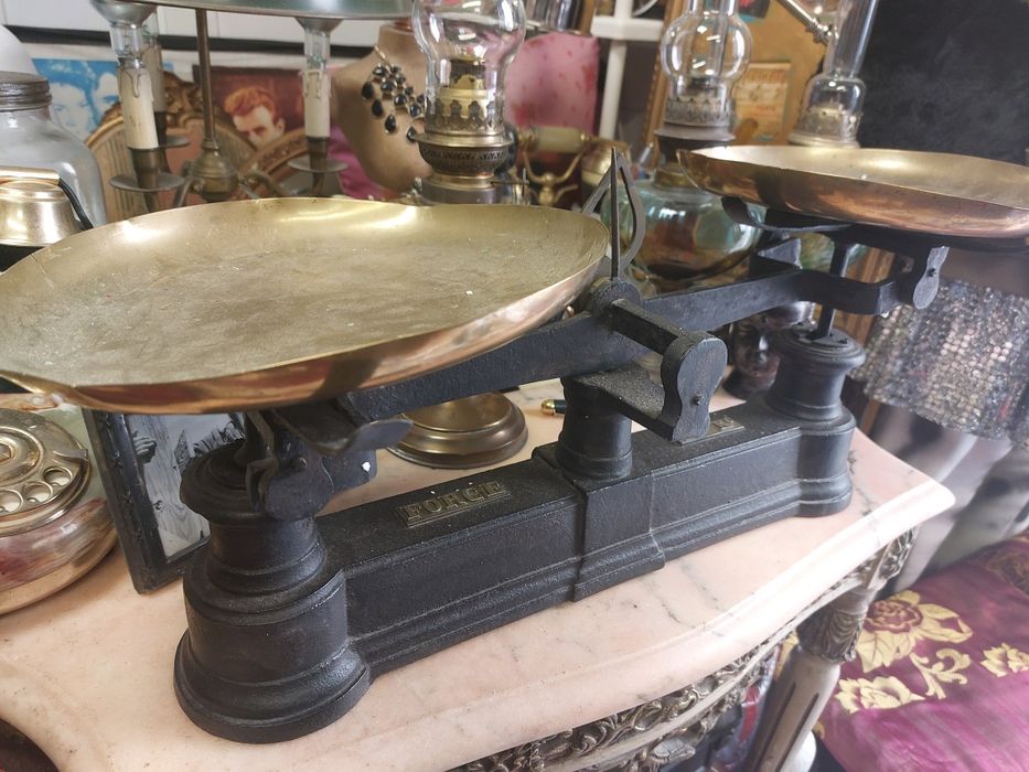 Antiga balança em ferro fundido e pratos em latão, 15kg