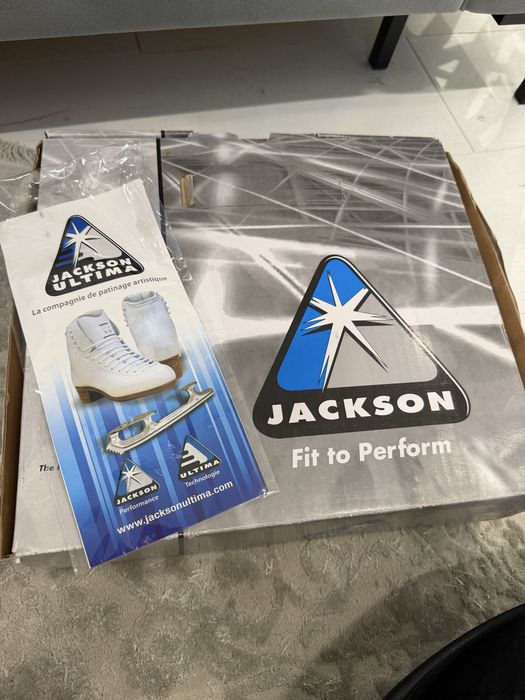 Продам коньки новые