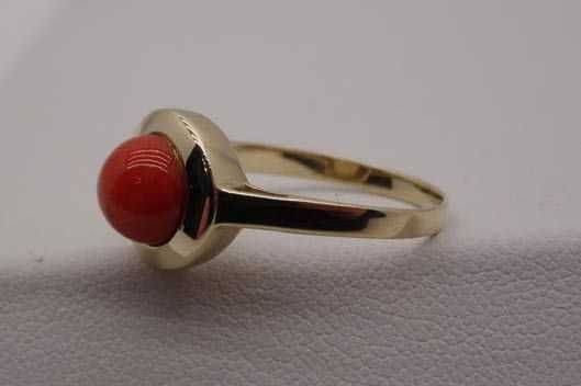 Złoty pierścionek naturalny koral półkula R.17