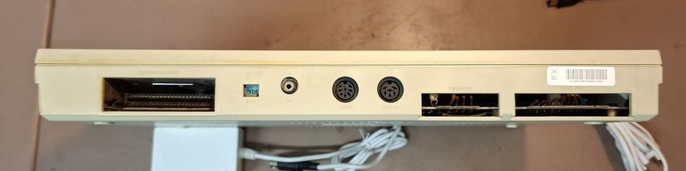 Commodore C64 z zasilaczem