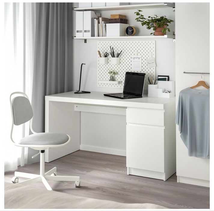 Secretária, mesa de jantar e luminária - IKEA - como novos