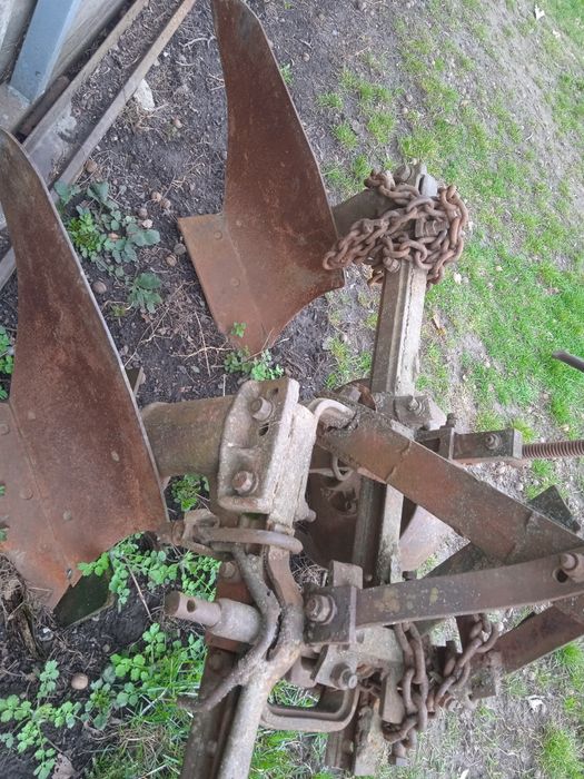 Плуг  двохкоРпусний