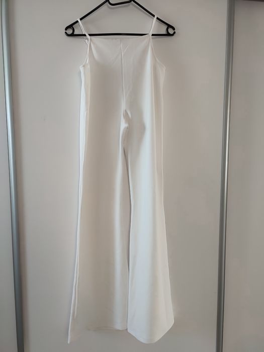 Eleganckie białe spodnie z odkrytymi biodrami