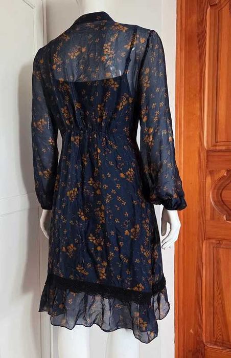 z rudym akcentem granatowa sukienka jak jedwab delikatna mgiełka