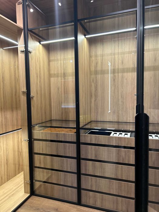 Duża garderoba w kształcie litery U