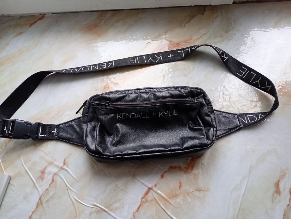 Фирменная стильная барсетка.