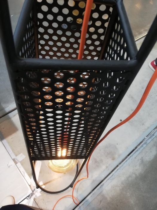 Lampa stalowa czarna - pomysł na prezent