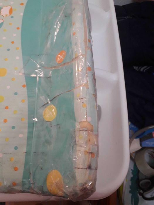 Fraldário com banheira e arrumação.