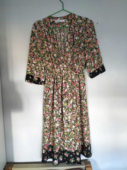 Vestido cruzado midi às flores, da Zara