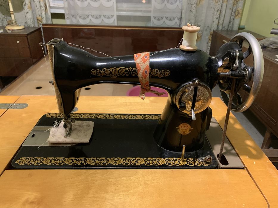 Швейна машинка з тумбою тумба тумбочка