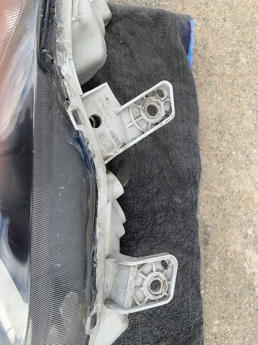 Farol dianteiro direito com fundo negro