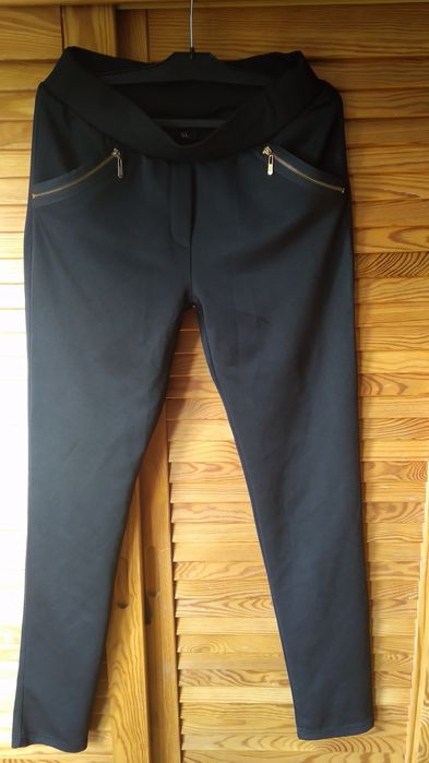 Czarne spodnie dopasowane