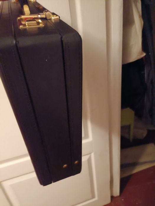 Дипломат чорний з золотистими замикачами