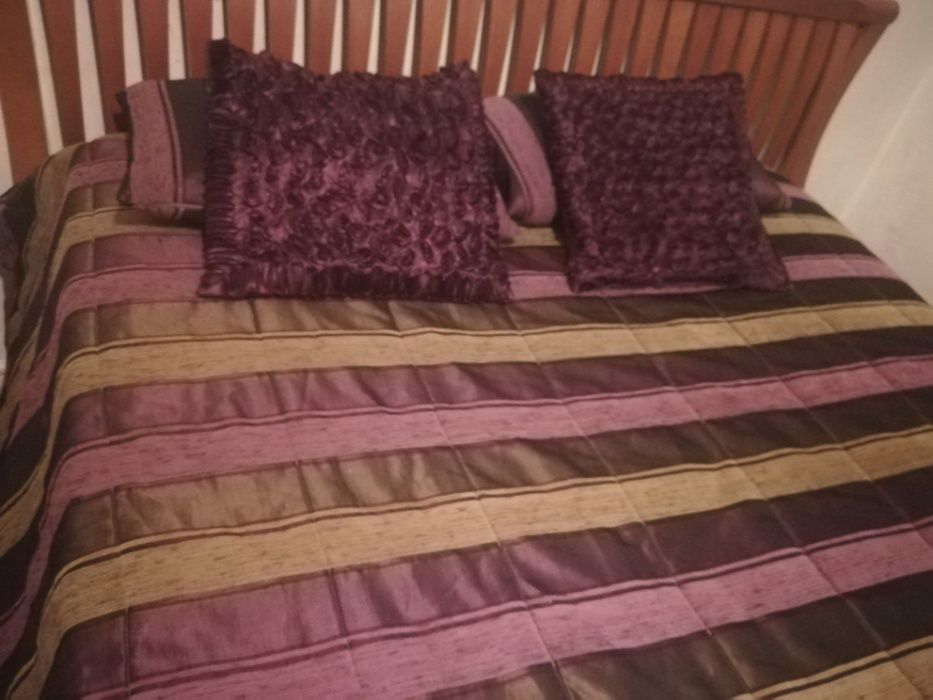 Colcha edredon, cortinas e almofadas.
