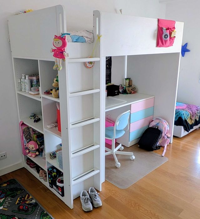 Cama alta com secretária e colchão (Ikea SMASTAD)