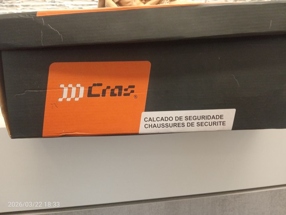 Sapatos de trabalho com palmilha de aço e também biqueira de aço