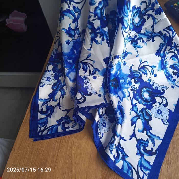 Nowa przepiękna apaszka biało-niebieska 70 cm jedwab sztuczny