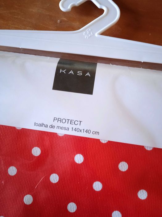 Toalha de mesa plástica 140 x 140 cm