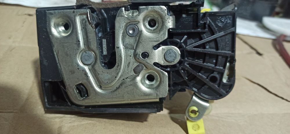 Замок водительской двери renault duster 2  805036293rb