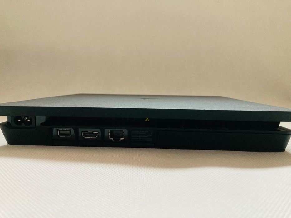 Konsola playstation 4 PS4 1 TB + 2 gry i 2 pady