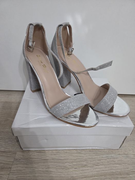 Sandałki na słupku