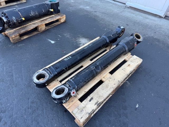 CAT M 318 D siłownik hydrauliczny komplet 2 szt