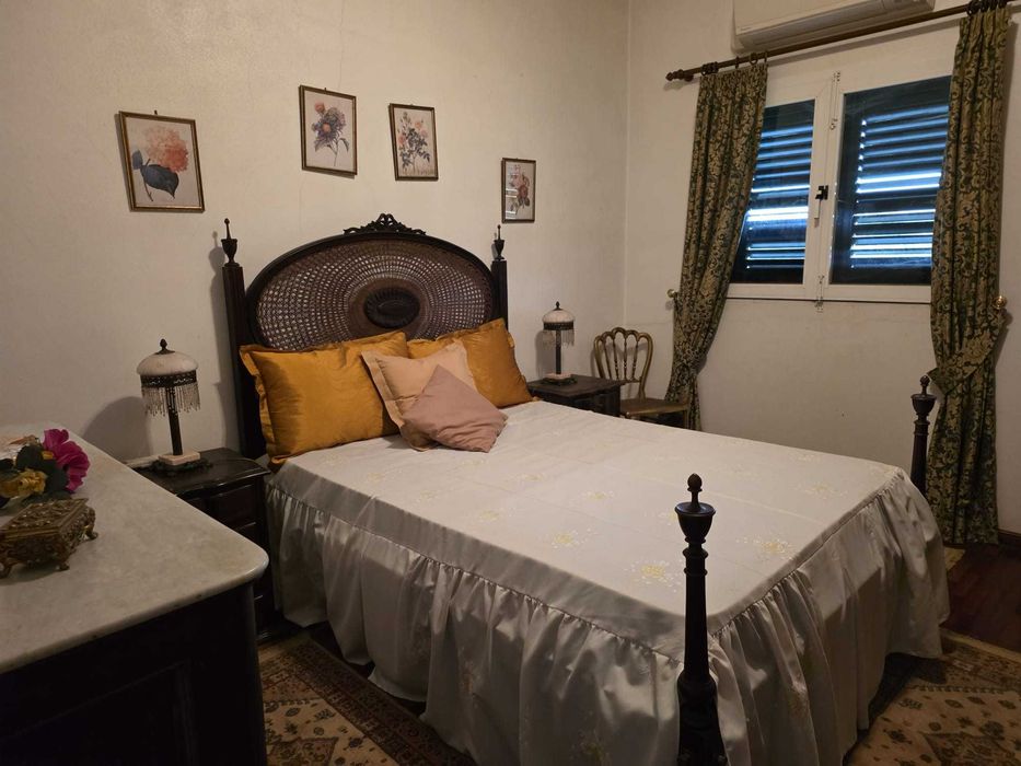 Cama de casal e mesinhas de cabeceira
