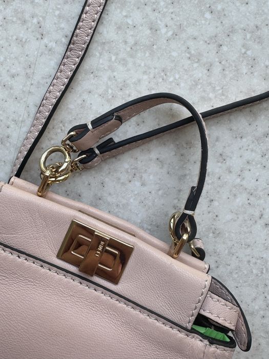 Fendi Кожаная мини-сумка Peekaboo beige фенди — zdjęcie 3