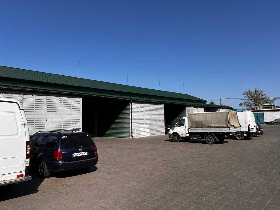 Здається в оренду ряд складських приміщень в районі Літака