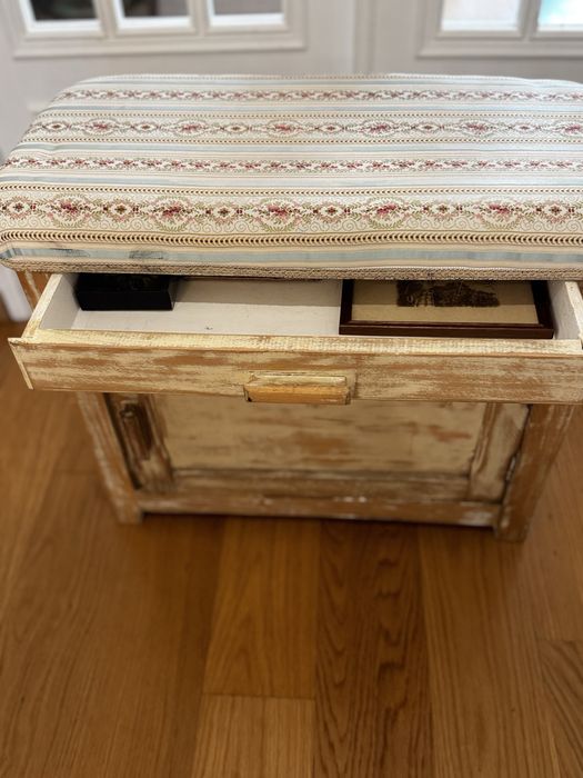 Banco em madeira com arrumação