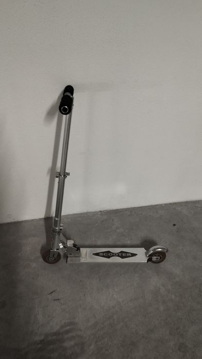 Conjunto de 1 triciclo, 1 bicicleta infantil e 1 trotinete infantil