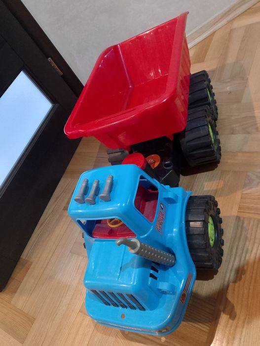 Duży samochód z przyczepą wywrotką